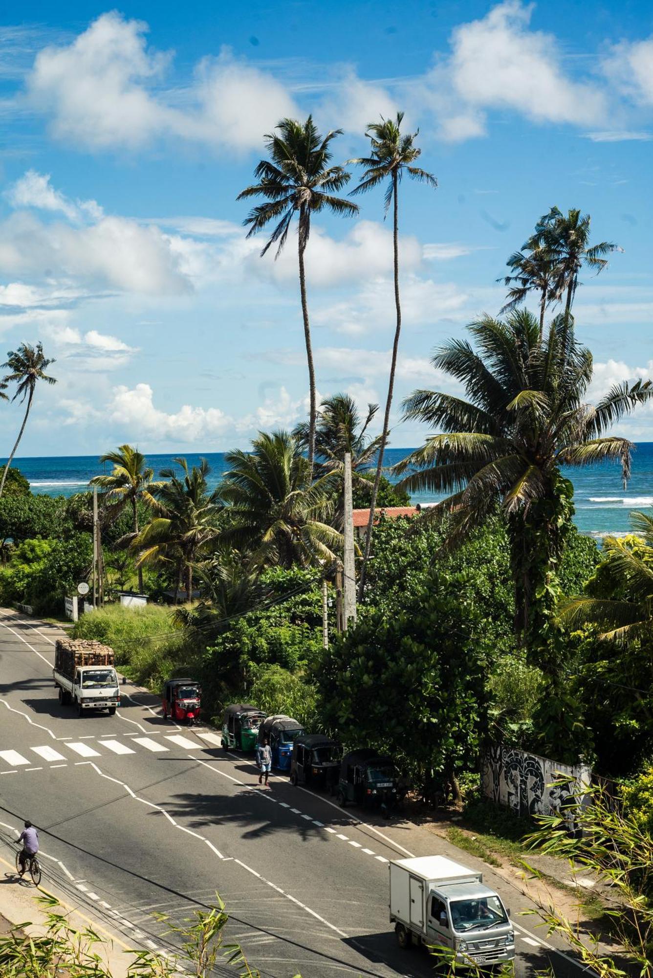 Ruma Surf Hotel Ahangama Bagian luar foto
